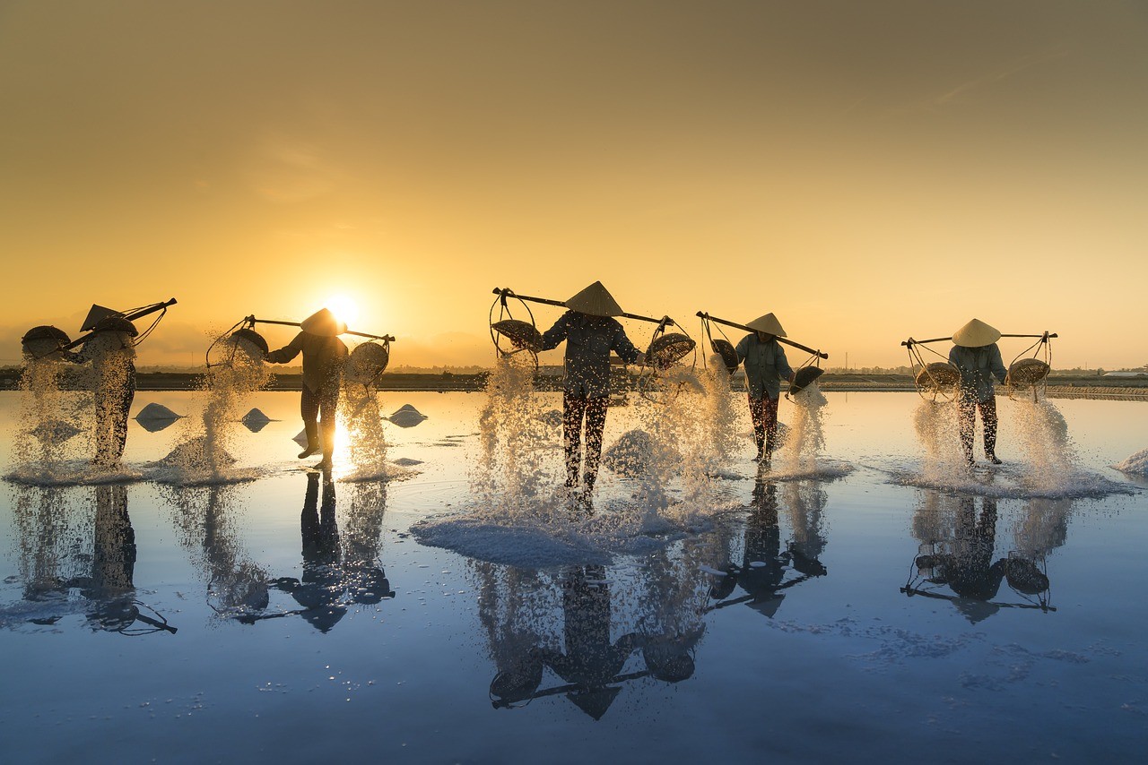 /photos/shares/Vietnam/salt-harvesting-g00b7eefad_1280.jpg
